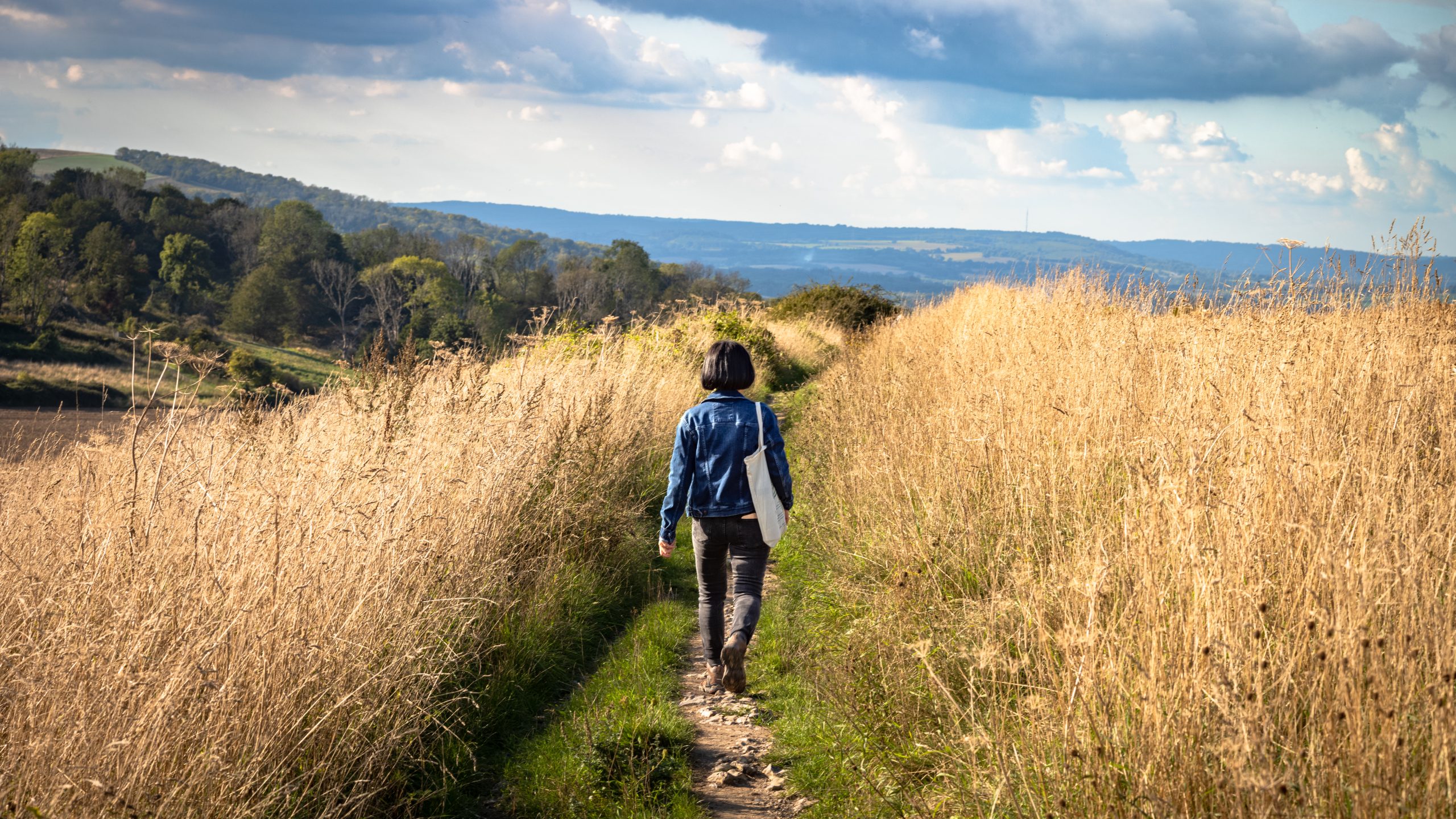 Caminhada ao ar livre: um antídoto silencioso para a ansiedade e a dor